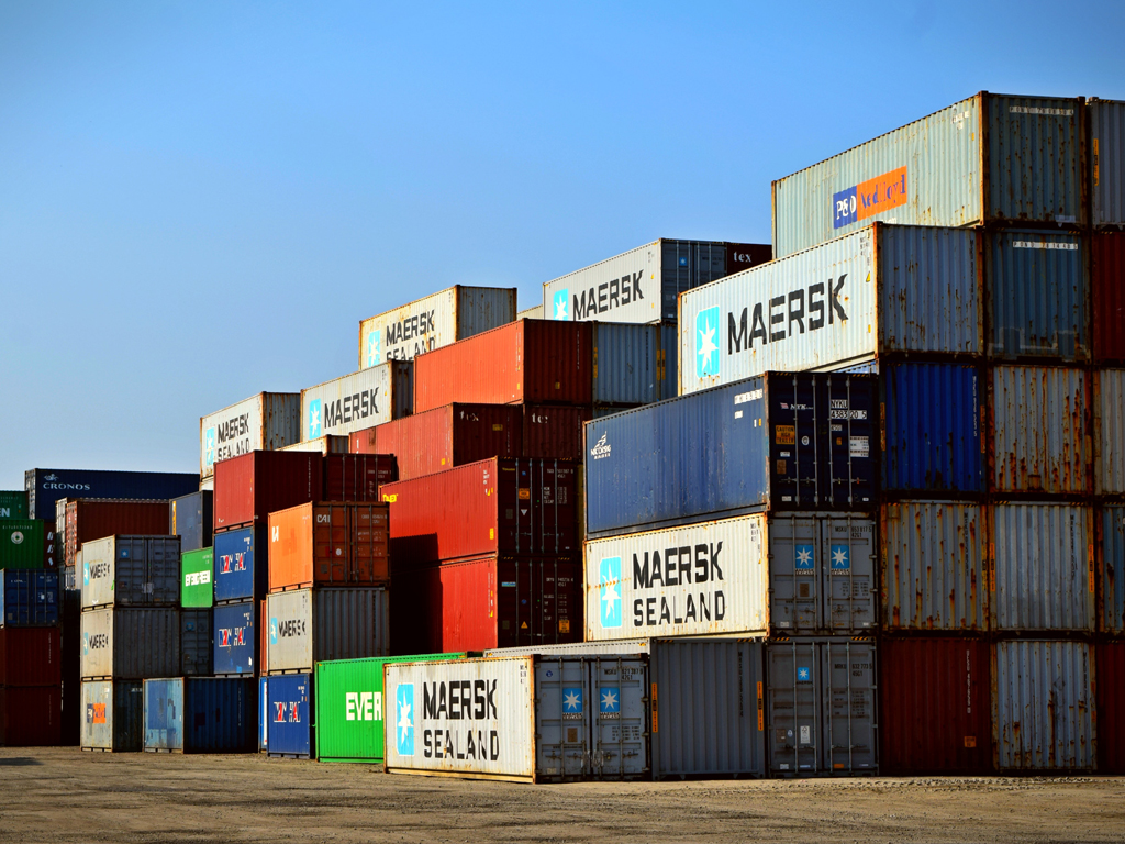 lifmax, usługi portowe, kontenery, przeładunki, składowanie, nadzór, załadunek na środki transportu, obsługa portowa, usługi portowe morskie, infrastruktura portowa, logistyka portowa, operacje portowe, terminale morskie